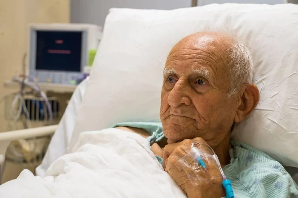 Senior chory na grypę leży w szpitalu
