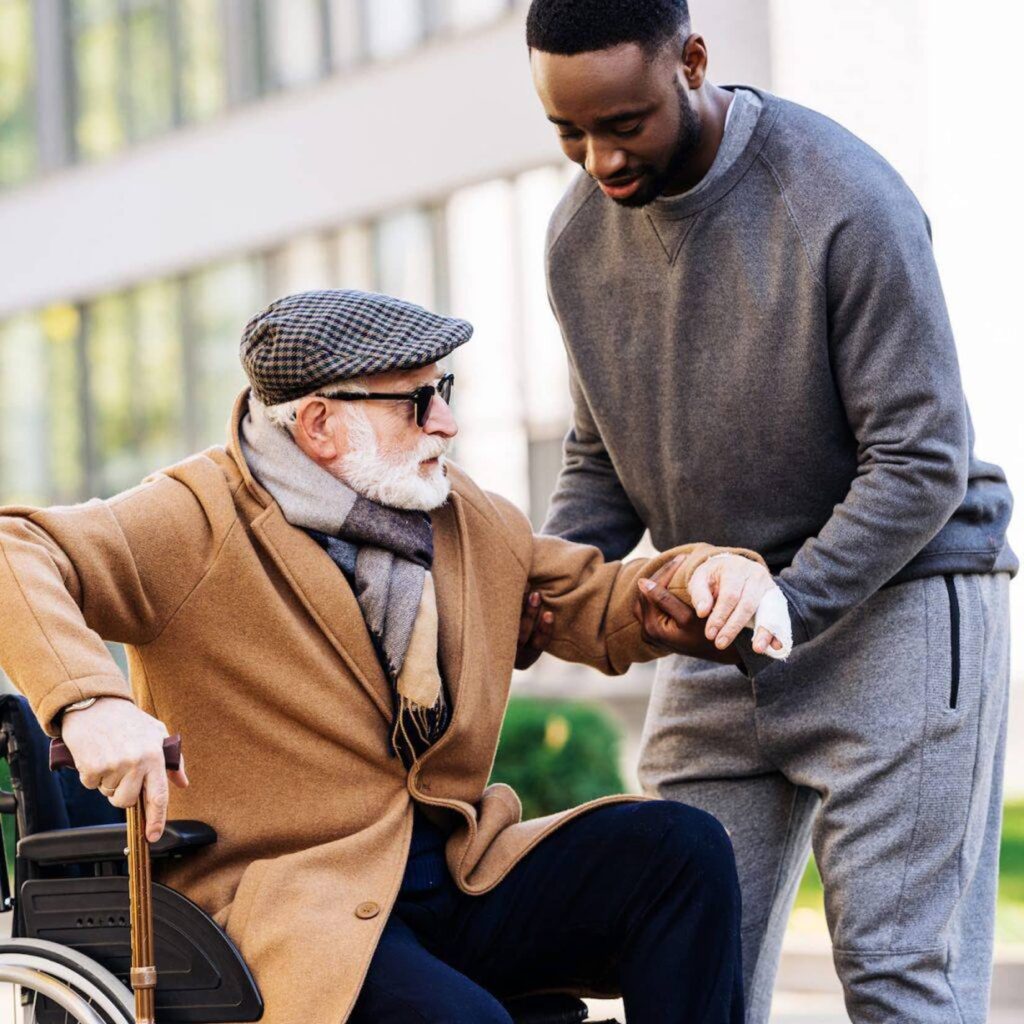 starszy senior i opiekun seniora