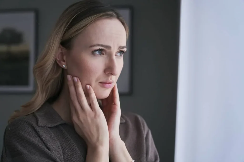 zamyślona kobieta  - opiekunka