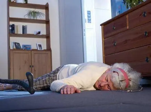 seniorka leży na podłodze