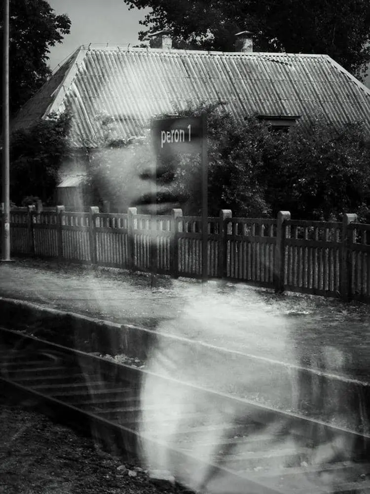 stacja kolejowa w czarnych barwach