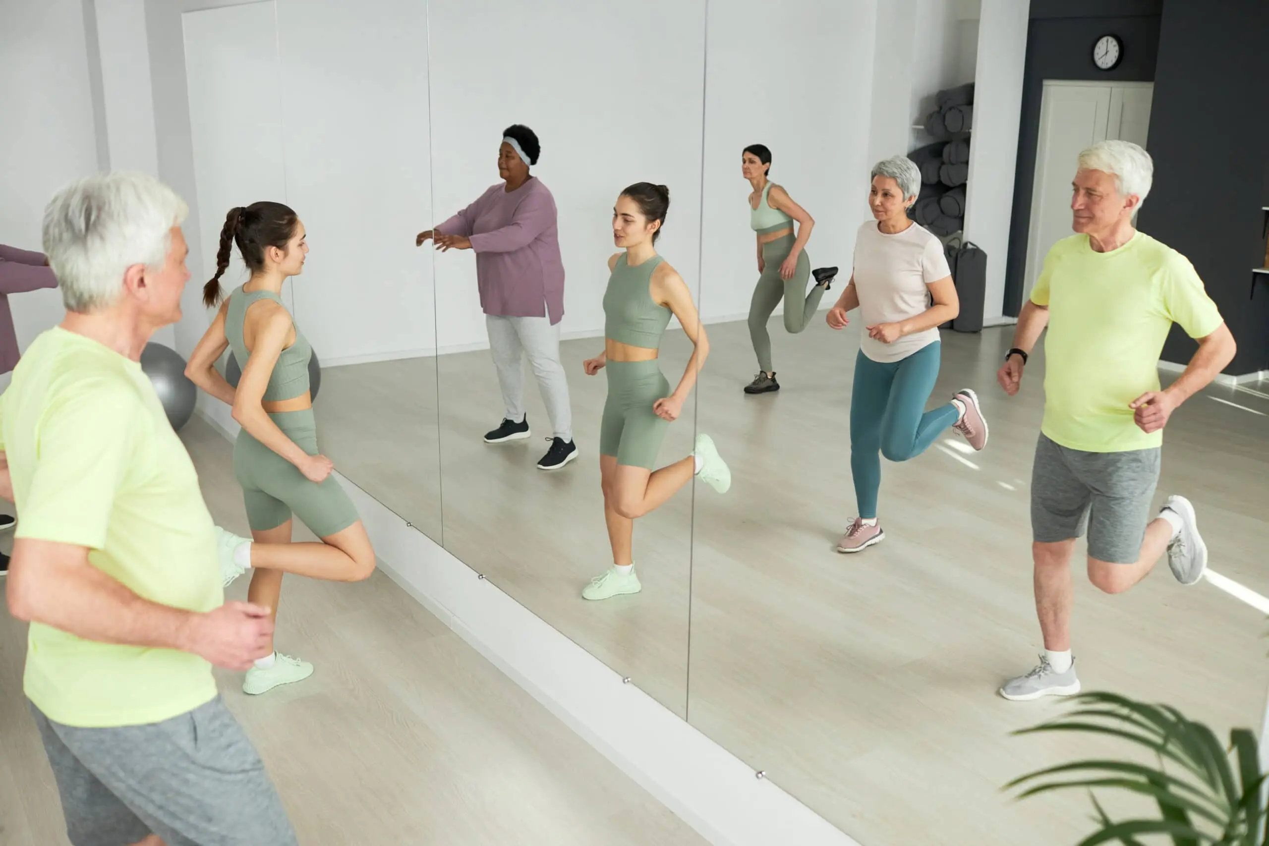 aktywne życie seniorów - aktywność, ćwiczenia na sali fitness