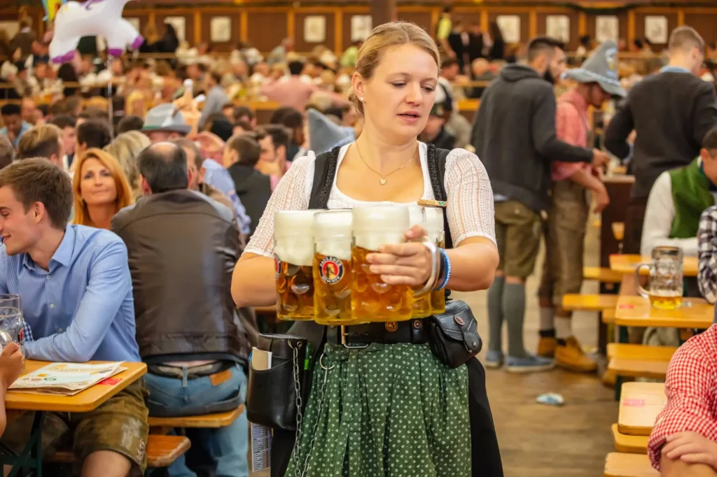 Octoberfest - święto piwa w Niemczech - kobieta niosąca kufle z piwem