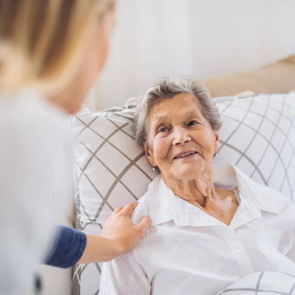 przeziębienie u seniora - seniorka-w łóżku